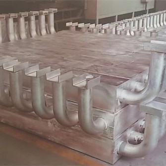 Anod aluminium yang berdiri tegak